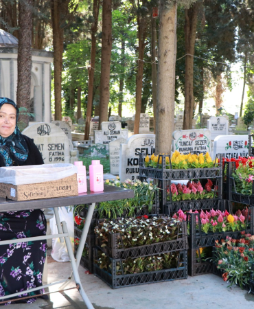 Çiftlikköy’de Mezarlıklarda Bayram Hazırlığı: Vatandaşa Çiçek, Lokum ve Gül Suyu İkramı