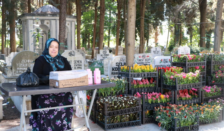 Çiftlikköy’de Mezarlıklarda Bayram Hazırlığı: Vatandaşa Çiçek, Lokum ve Gül Suyu İkramı