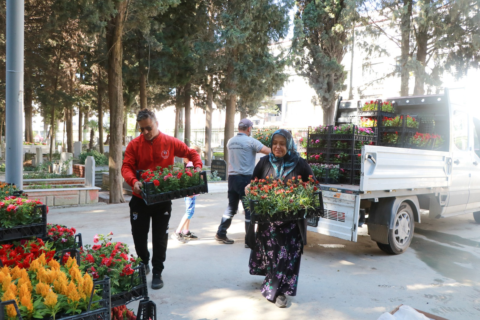 Çiftlikköy’de Mezarlıklarda Bayram Hazırlığı: Vatandaşa Çiçek, Lokum ve Gül Suyu İkramı