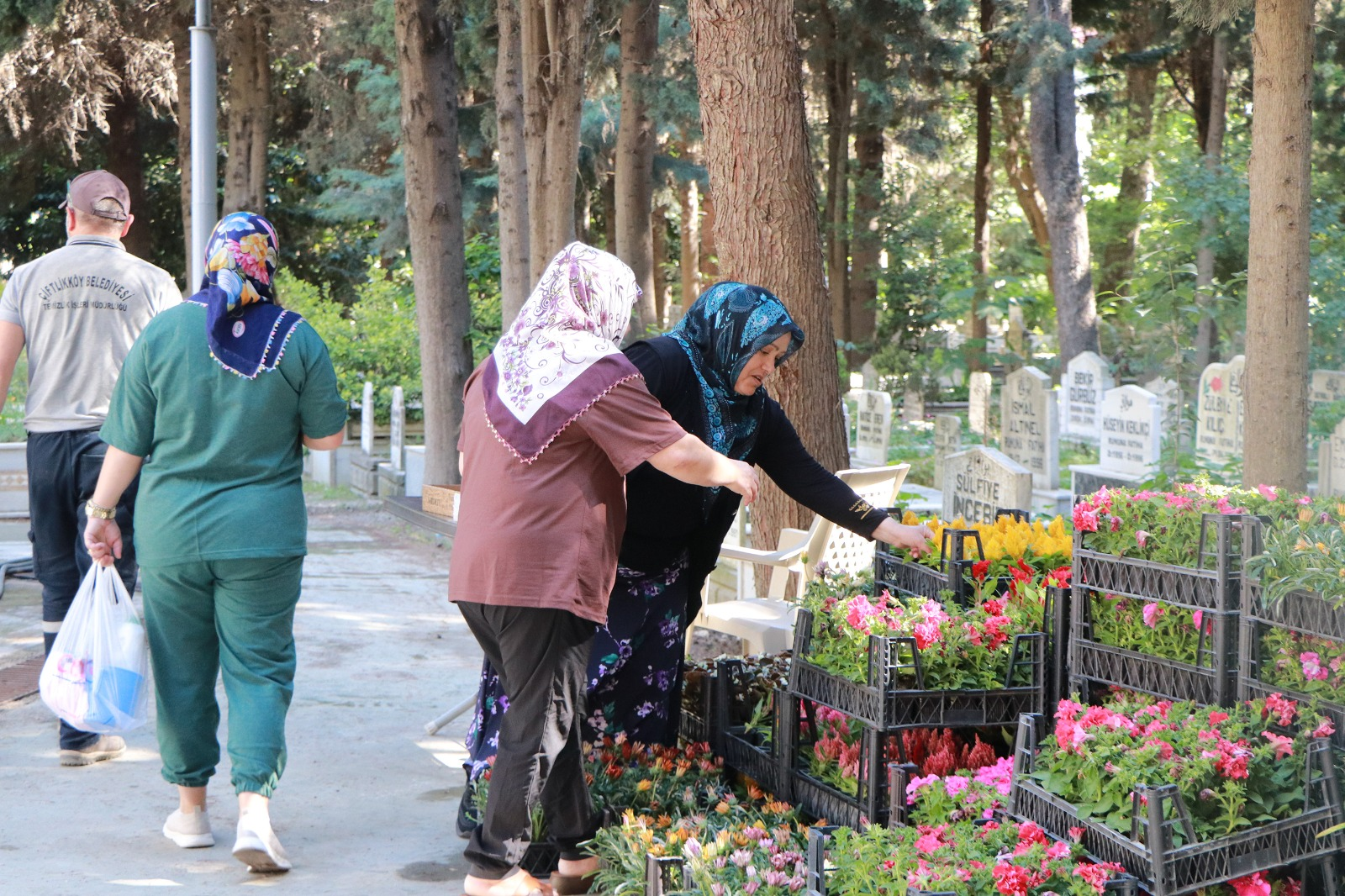 Çiftlikköy’de Mezarlıklarda Bayram Hazırlığı: Vatandaşa Çiçek, Lokum ve Gül Suyu İkramı