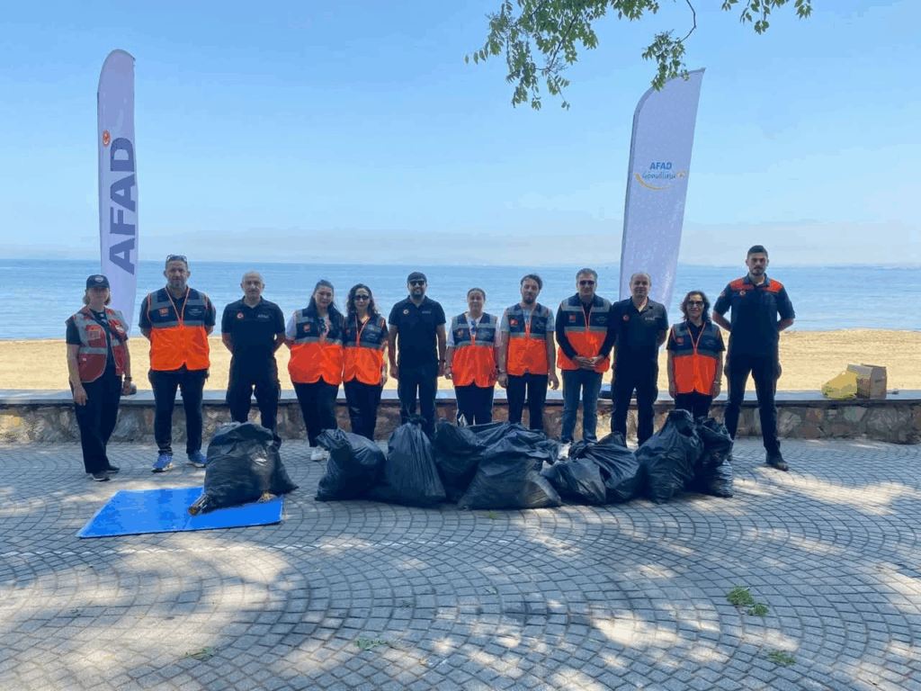 YALOVA’DA MARMARA DENİZİ GÜNÜ’NDE KIYI TEMİZLİĞİ ETKİNLİĞİ GERÇEKLEŞTİRİLDİ
