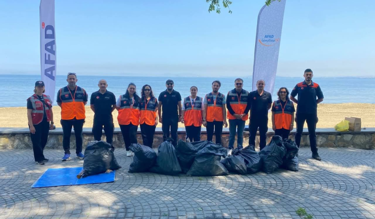 YALOVA’DA MARMARA DENİZİ GÜNÜ’NDE KIYI TEMİZLİĞİ ETKİNLİĞİ GERÇEKLEŞTİRİLDİ