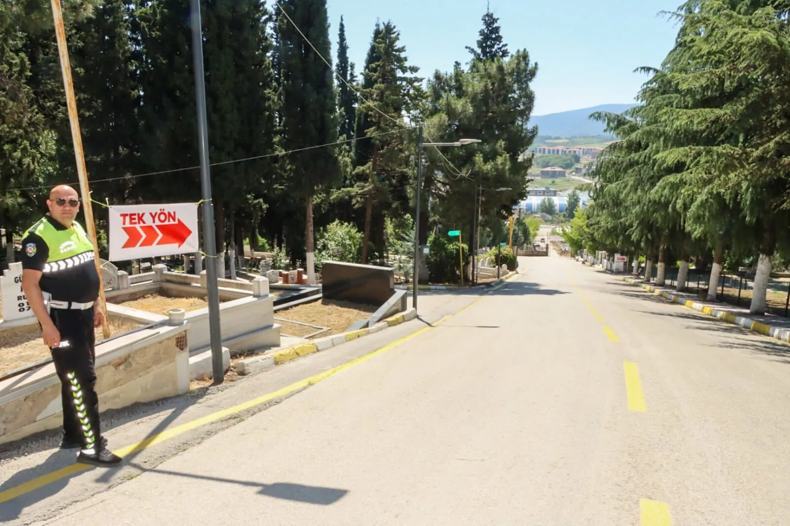 Yalova Belediyesi'nden Kurban Bayramı Öncesi Mezarlıklarda Hummalı Hazırlık
