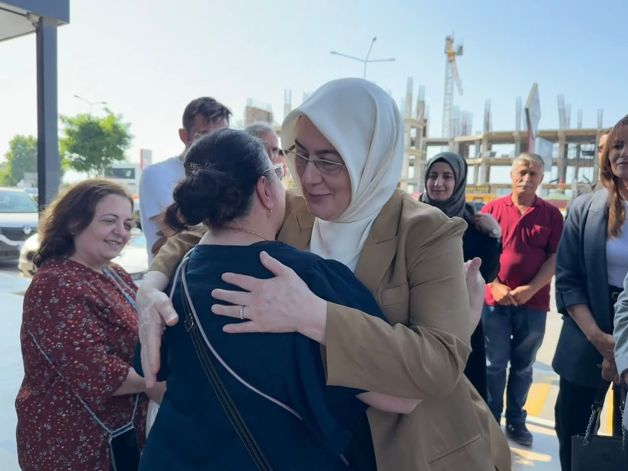 AK Parti Yalova Teşkilatından Bayram Mesaisi: Milletvekili Meliha Akyol ve Parti Heyeti İlçeleri Ziyaret Etti