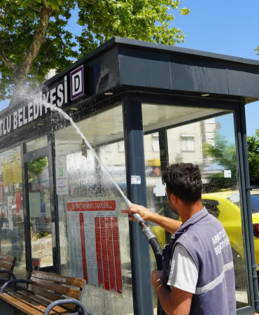 Armutlu Belediyesi'nden Halk Sağlığına Yönelik Örnek Uygulama: Yolcu Duraklarında Temizlik Seferberliği
