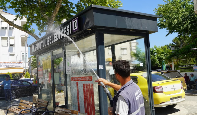 Armutlu Belediyesi'nden Halk Sağlığına Yönelik Örnek Uygulama: Yolcu Duraklarında Temizlik Seferberliği
