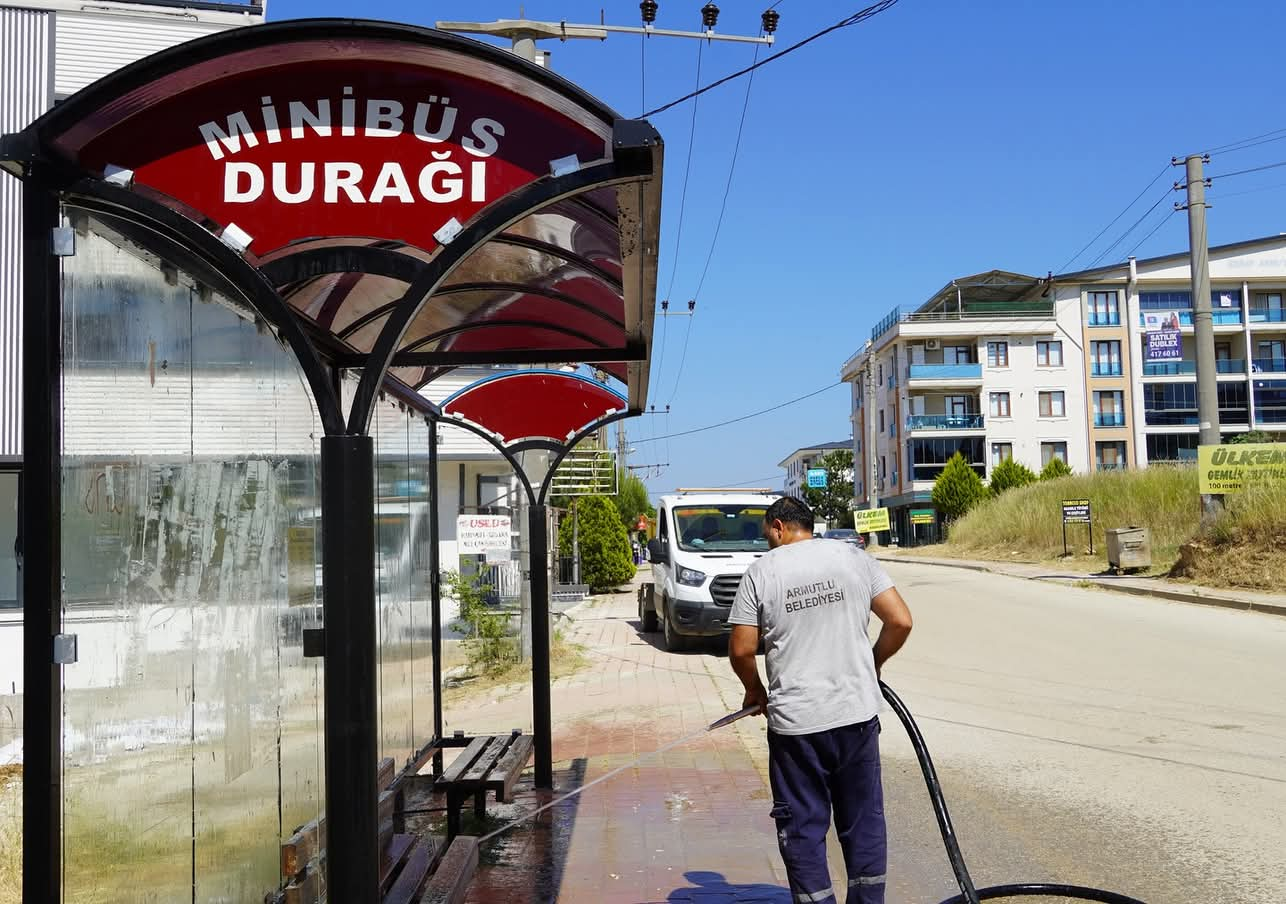 Armutlu Belediyesi'nden Halk Sağlığına Yönelik Örnek Uygulama: Yolcu Duraklarında Temizlik Seferberliği