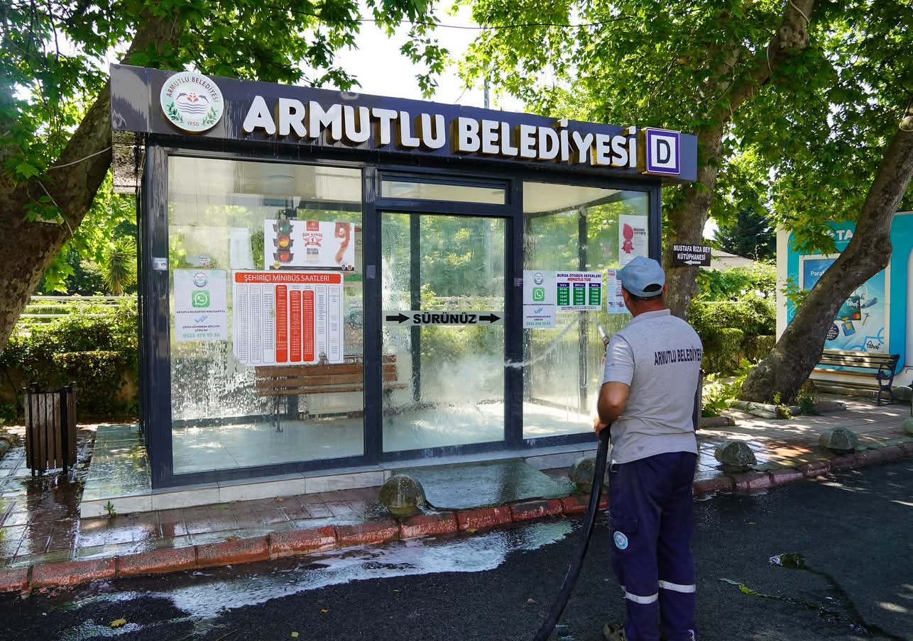 Armutlu Belediyesi'nden Halk Sağlığına Yönelik Örnek Uygulama: Yolcu Duraklarında Temizlik Seferberliği