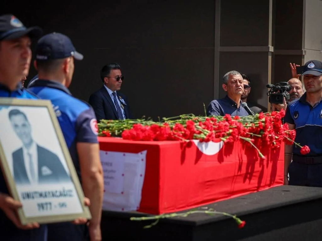Manisa Büyükşehir Belediye Başkanı Ferdi Zeyrek, Gözyaşları Arasında Son Yolculuğuna Uğurlandı