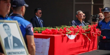 Manisa Büyükşehir Belediye Başkanı Ferdi Zeyrek, Gözyaşları Arasında Son Yolculuğuna Uğurlandı 7 Manisa Büyükşehir Belediye Başkanı Ferdi Zeyrek, Gözyaşları Arasında Son Yolculuğuna Uğurlandı