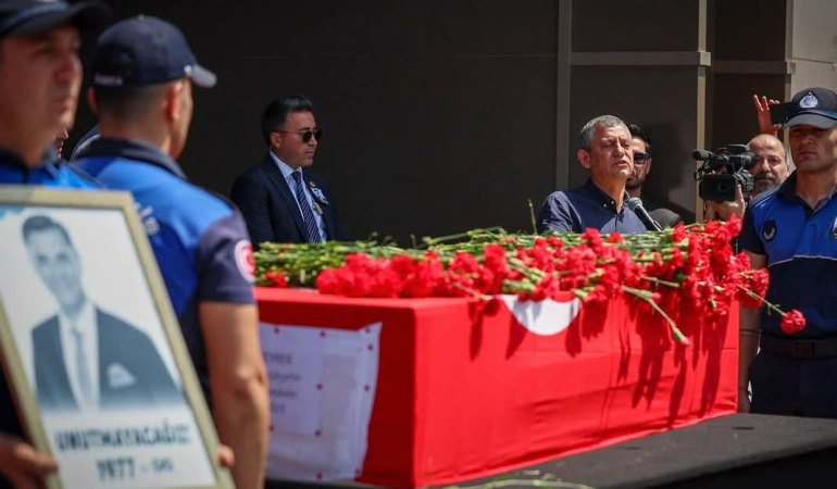 Manisa Büyükşehir Belediye Başkanı Ferdi Zeyrek, Gözyaşları Arasında Son Yolculuğuna Uğurlandı