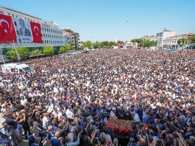 Manisa Büyükşehir Belediye Başkanı Ferdi Zeyrek, Gözyaşları Arasında Son Yolculuğuna Uğurlandı