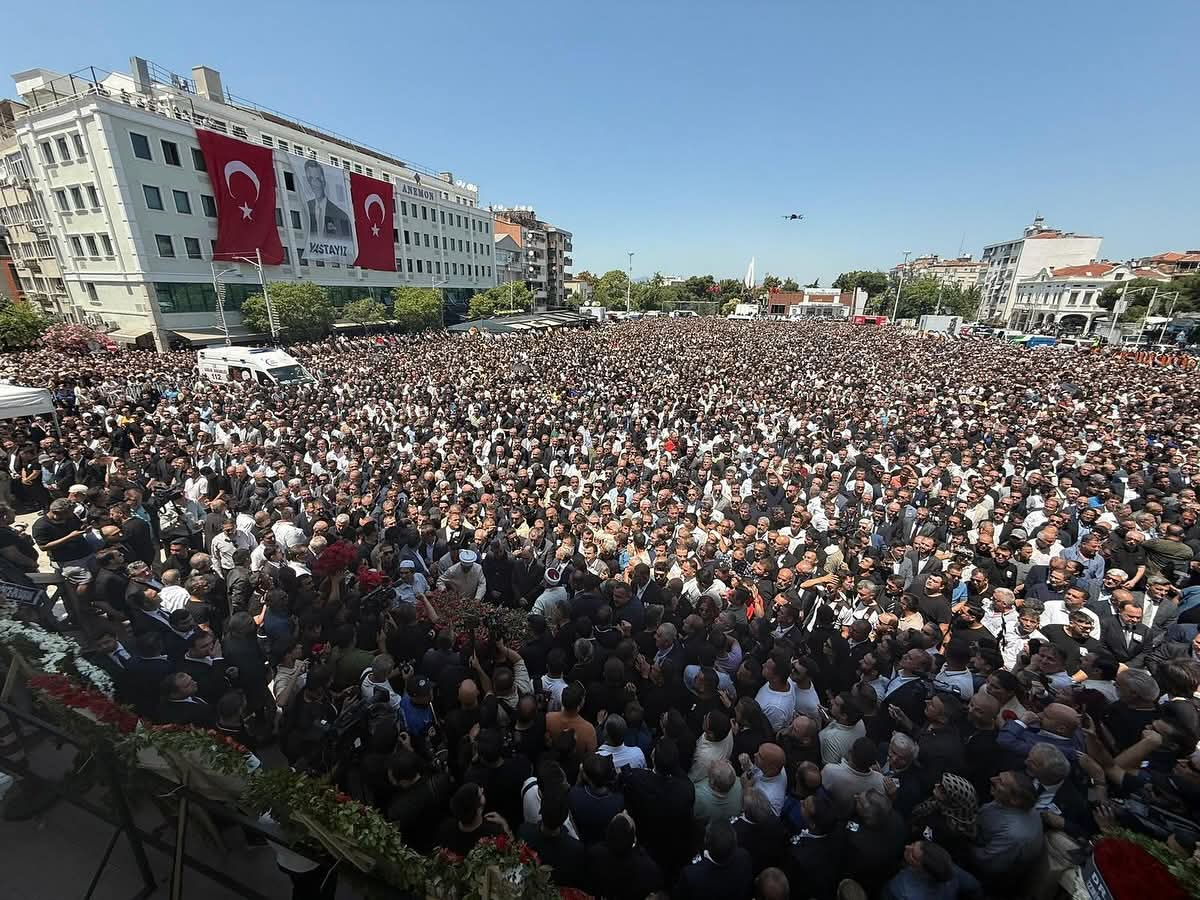 Manisa Büyükşehir Belediye Başkanı Ferdi Zeyrek, Gözyaşları Arasında Son Yolculuğuna Uğurlandı