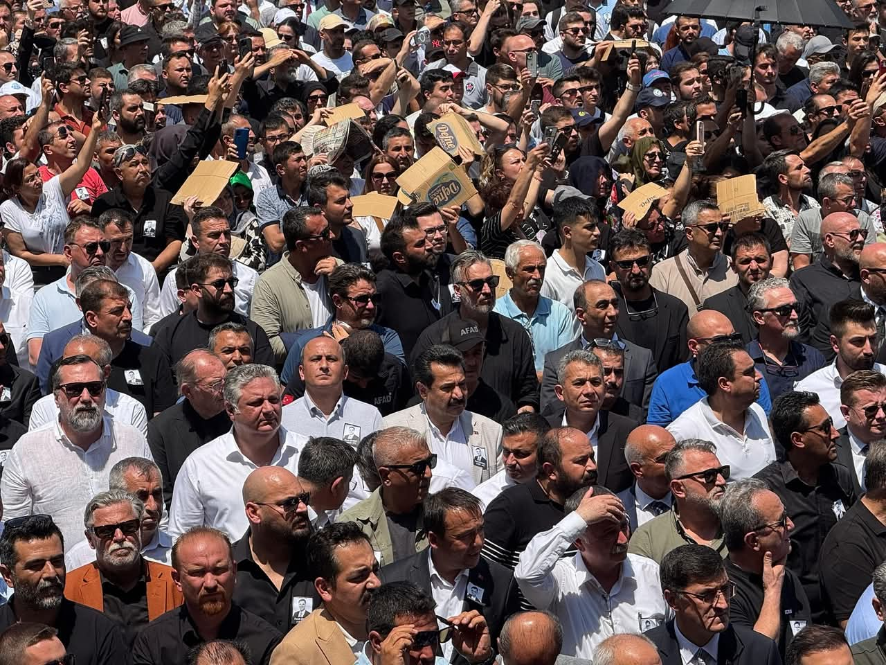 Manisa Büyükşehir Belediye Başkanı Ferdi Zeyrek, Gözyaşları Arasında Son Yolculuğuna Uğurlandı 6 Manisa Büyükşehir Belediye Başkanı Ferdi Zeyrek, Gözyaşları Arasında Son Yolculuğuna Uğurlandı