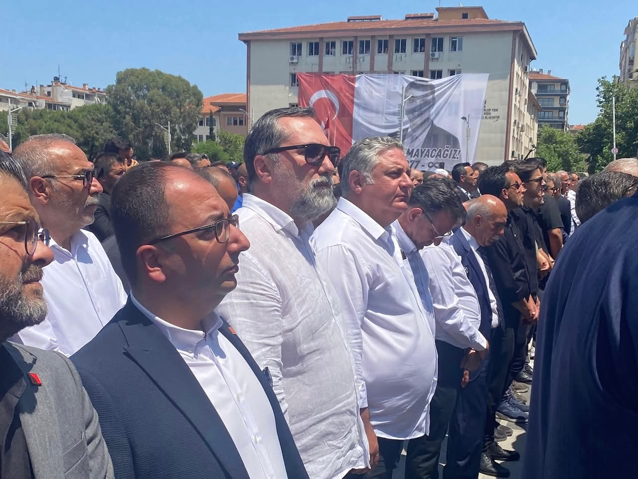 Manisa Büyükşehir Belediye Başkanı Ferdi Zeyrek, Gözyaşları Arasında Son Yolculuğuna Uğurlandı