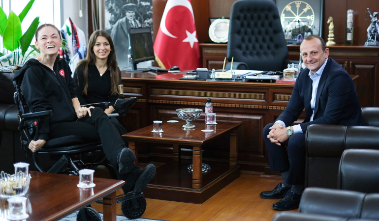Türkiye'nin İlk Kadın Frame Running Sporcusu Canan Doğan, Başkan Adil Yele'yi Ziyaret Etti