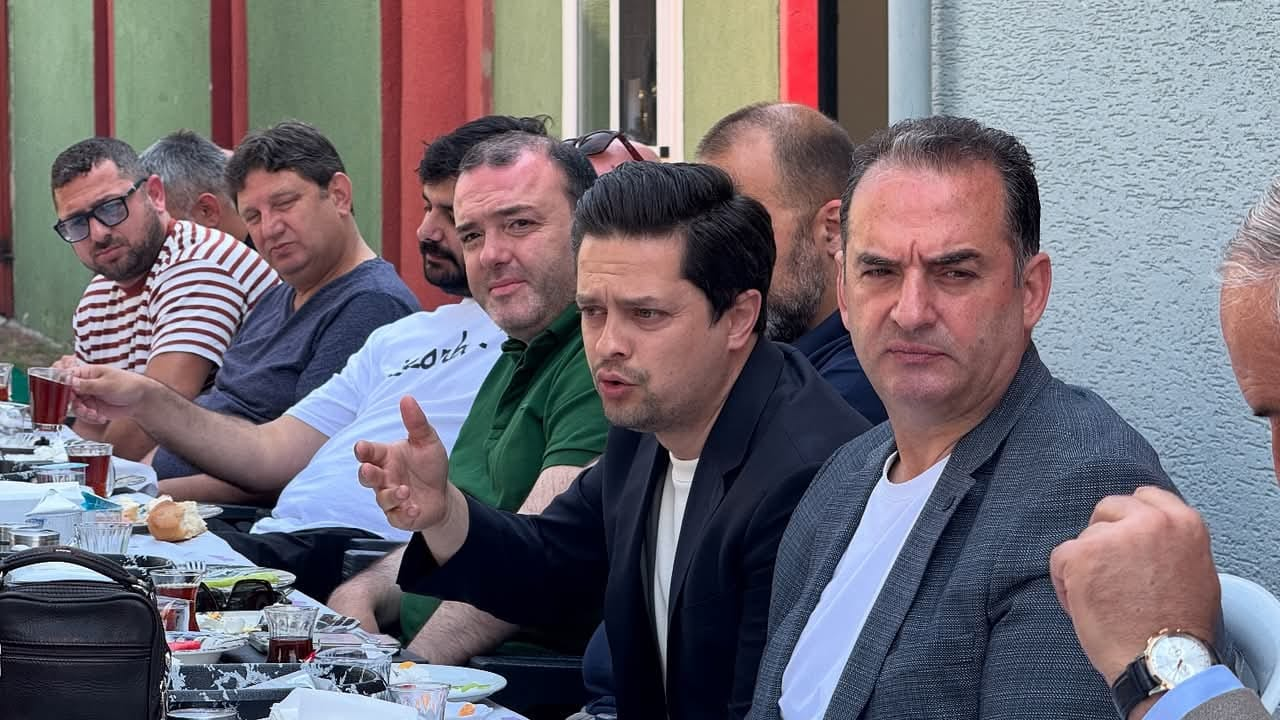Yalovaspor’da Birlik ve Beraberlik Kahvaltısı: Eski Başkanlar ve Yöneticiler Bir Araya Geldi 4 Yalovaspor’da Birlik ve Beraberlik Kahvaltısı: Eski Başkanlar ve Yöneticiler Bir Araya Geldi