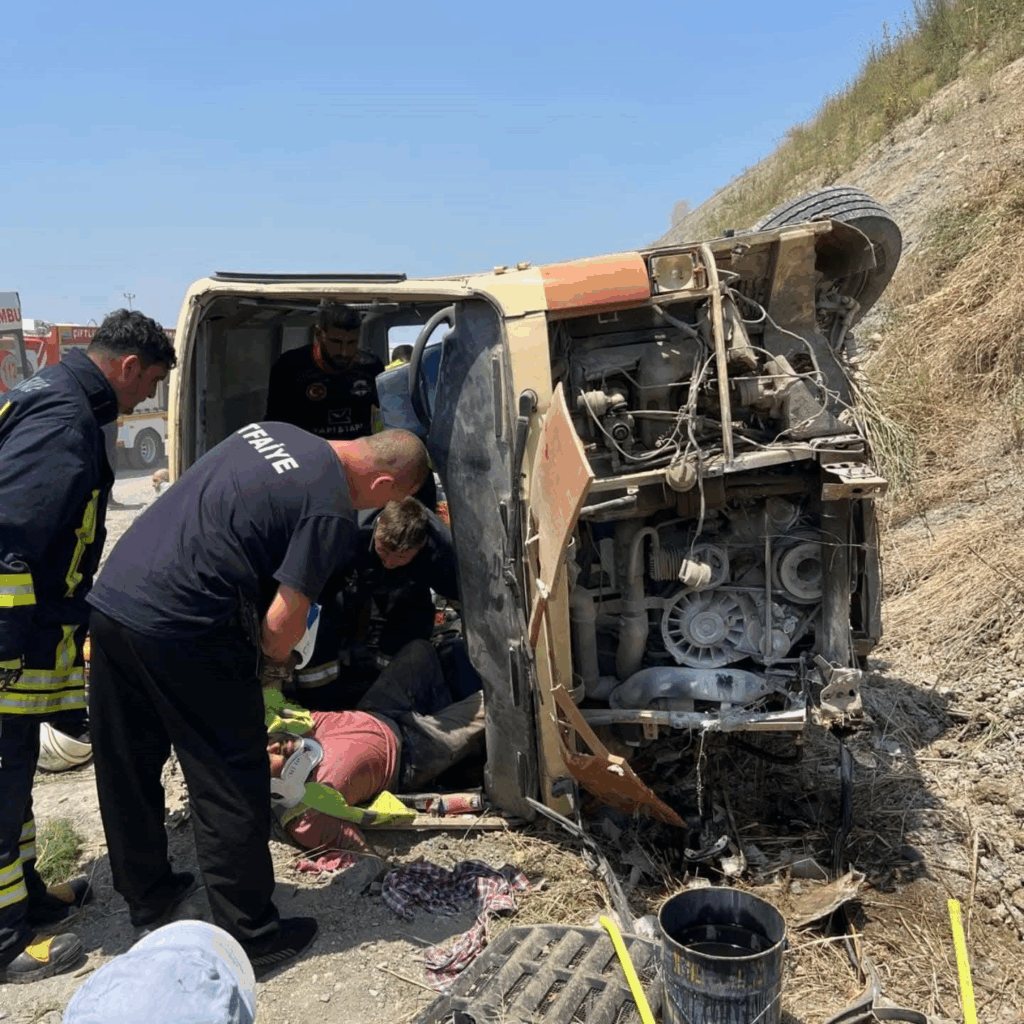 YALOVA'DA FECİ KAZA: FRENİ BOŞALAN ARAÇ 10 METRE YÜKSEKTEN DÜŞTÜ – 1 ÖLÜ, 12 YARALI