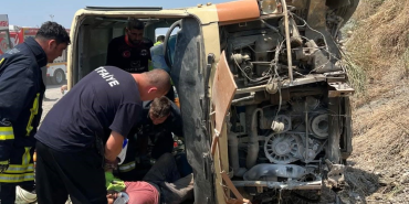 YALOVA'DA FECİ KAZA: FRENİ BOŞALAN ARAÇ 10 METRE YÜKSEKTEN DÜŞTÜ – 1 ÖLÜ, 12 YARALI 2 YALOVA'DA FECİ KAZA: FRENİ BOŞALAN ARAÇ 10 METRE YÜKSEKTEN DÜŞTÜ – 1 ÖLÜ, 12 YARALI