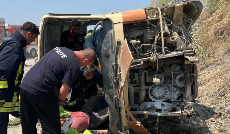 YALOVA'DA FECİ KAZA: FRENİ BOŞALAN ARAÇ 10 METRE YÜKSEKTEN DÜŞTÜ – 1 ÖLÜ, 12 YARALI