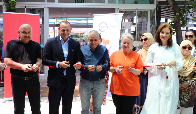 BAŞKAN YELE, ÇİNİ SERGİSİNİN AÇILIŞINI YAPTI