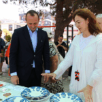 BAŞKAN YELE, ÇİNİ SERGİSİNİN AÇILIŞINI YAPTI 8 BAŞKAN YELE, ÇİNİ SERGİSİNİN AÇILIŞINI YAPTI