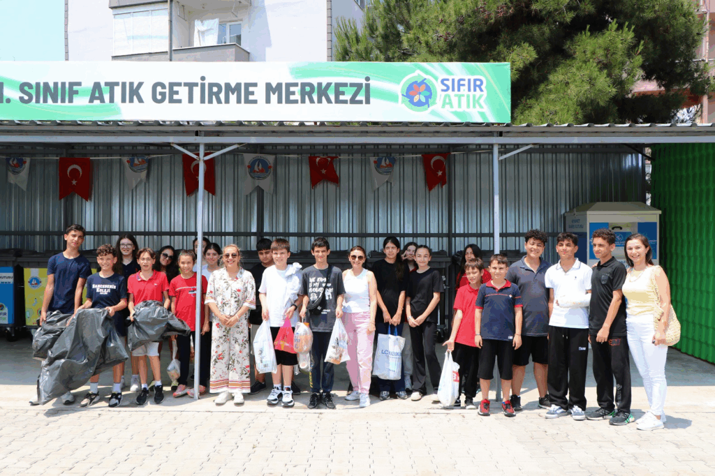 Öğrencilerden Sıfır Atıkla Anlamlı Destek: 35 Litre Atık Yağ Sokak Hayvanlarına Mama Oldu