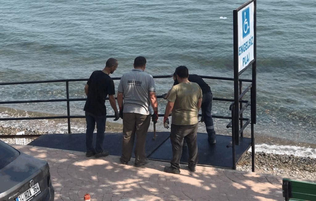 ÇINARCIK BELEDİYESİ’NDEN ENGELSİZ YAŞAMA DESTEK: ENGELSİZ PLAJ HİZMETE AÇILDI