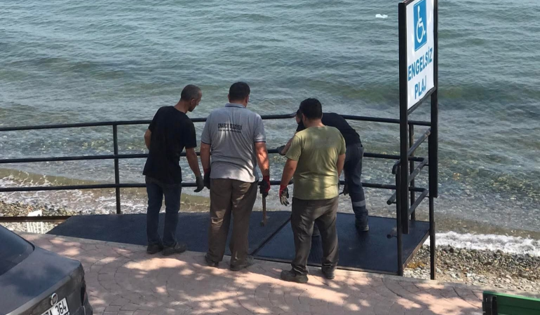 ÇINARCIK BELEDİYESİ’NDEN ENGELSİZ YAŞAMA DESTEK: ENGELSİZ PLAJ HİZMETE AÇILDI