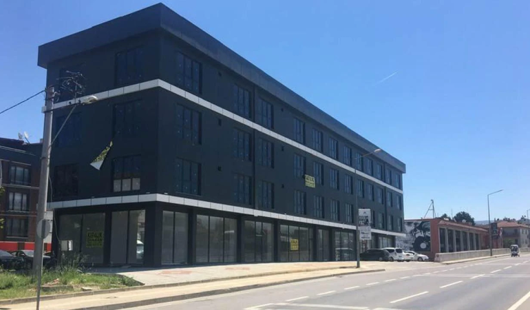 ESNAF SARAYI TARTIŞMASI YALOVA’DA GÜNDEM OLDU: “YAPILAN BİNA NEDEN KULLANILMIYOR?”