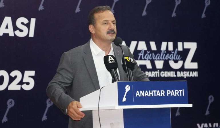 YAVUZ AĞIRALİOĞLU YALOVA'DA HALKLA BULUŞTU: "ANAHTAR PARTİ, UMUDUN VE ADALETİN YENİ ADRESİDİR" 1 YAVUZ AĞIRALİOĞLU YALOVA'DA HALKLA BULUŞTU: "ANAHTAR PARTİ, UMUDUN VE ADALETİN YENİ ADRESİDİR"
