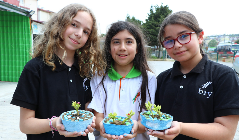 ÇİFTLİKKÖYLÜ ÖĞRENCİLERDEN SIFIR ATIKLA SANATA ANLAMLI DOKUNUŞ