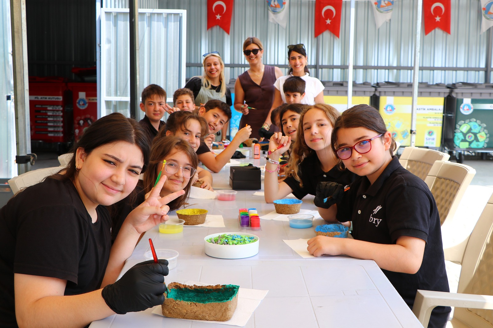 ÇİFTLİKKÖYLÜ ÖĞRENCİLERDEN SIFIR ATIKLA SANATA ANLAMLI DOKUNUŞ