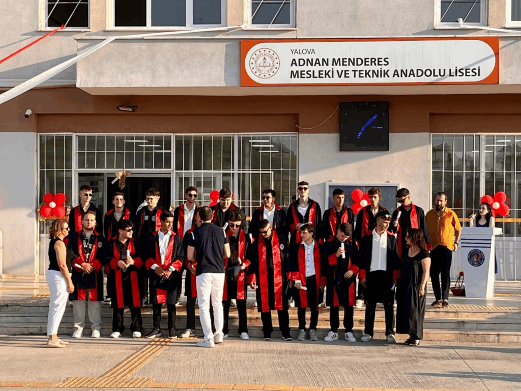 YALOVA’DA GÖRKEMLİ MEZUNİYET TÖRENİ: ADNAN MENDERES MTAL’DEN 76 ÖĞRENCİ MEZUN OLDU