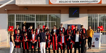 YALOVA’DA GÖRKEMLİ MEZUNİYET TÖRENİ: ADNAN MENDERES MTAL’DEN 76 ÖĞRENCİ MEZUN OLDU 5 YALOVA’DA GÖRKEMLİ MEZUNİYET TÖRENİ: ADNAN MENDERES MTAL’DEN 76 ÖĞRENCİ MEZUN OLDU