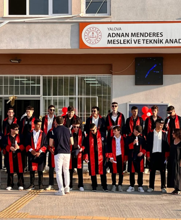 YALOVA’DA GÖRKEMLİ MEZUNİYET TÖRENİ: ADNAN MENDERES MTAL’DEN 76 ÖĞRENCİ MEZUN OLDU