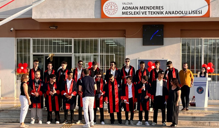 YALOVA’DA GÖRKEMLİ MEZUNİYET TÖRENİ: ADNAN MENDERES MTAL’DEN 76 ÖĞRENCİ MEZUN OLDU
