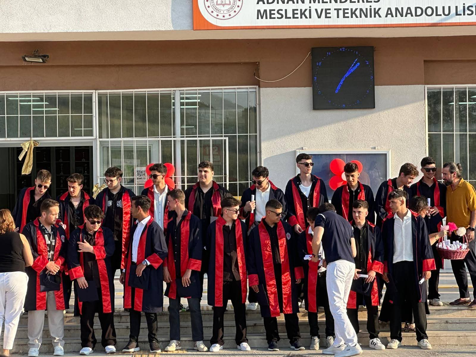 YALOVA’DA GÖRKEMLİ MEZUNİYET TÖRENİ: ADNAN MENDERES MTAL’DEN 76 ÖĞRENCİ MEZUN OLDU 4 YALOVA’DA GÖRKEMLİ MEZUNİYET TÖRENİ: ADNAN MENDERES MTAL’DEN 76 ÖĞRENCİ MEZUN OLDU