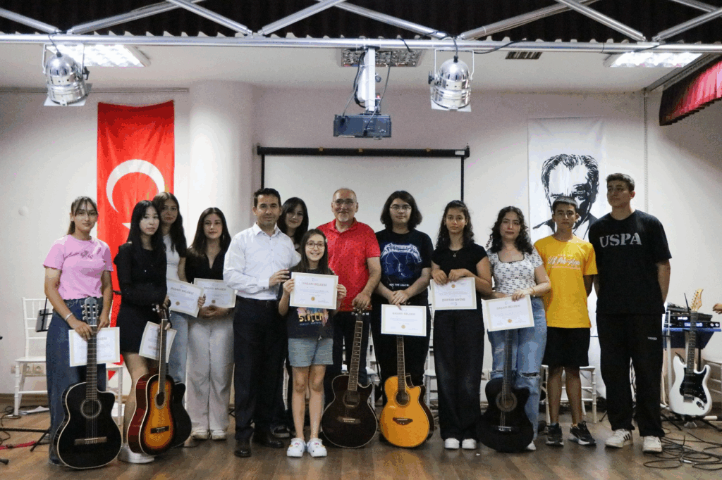 Çiftlikköy’de Genç Gitaristler Yılsonu Konseriyle Büyüledi