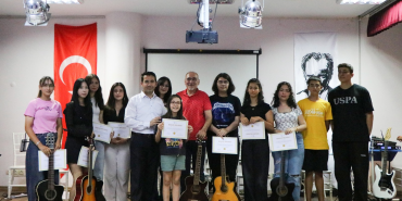 Çiftlikköy’de Genç Gitaristler Yılsonu Konseriyle Büyüledi