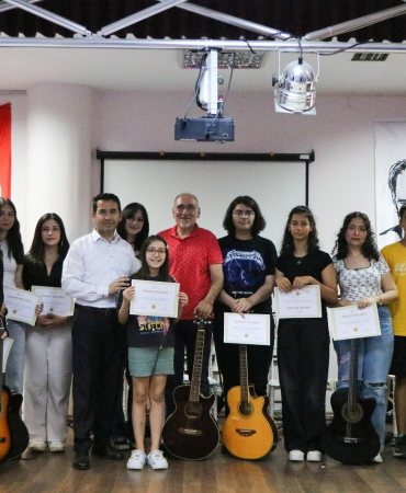 Çiftlikköy’de Genç Gitaristler Yılsonu Konseriyle Büyüledi