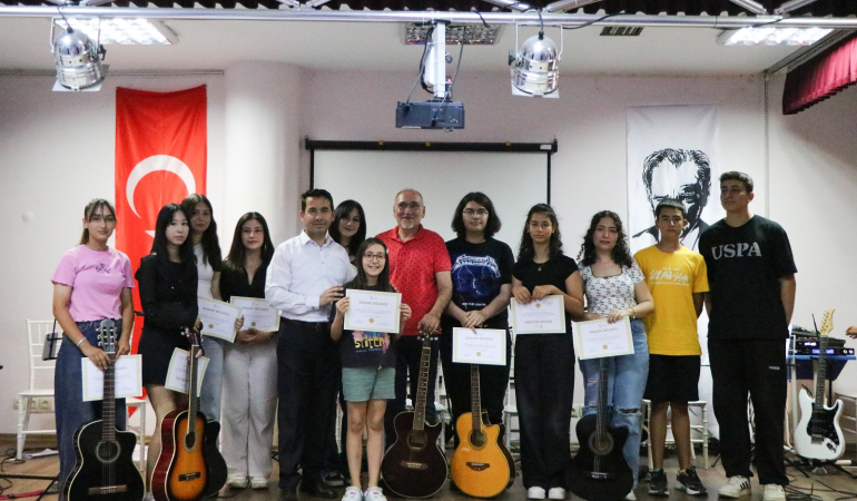 Çiftlikköy’de Genç Gitaristler Yılsonu Konseriyle Büyüledi