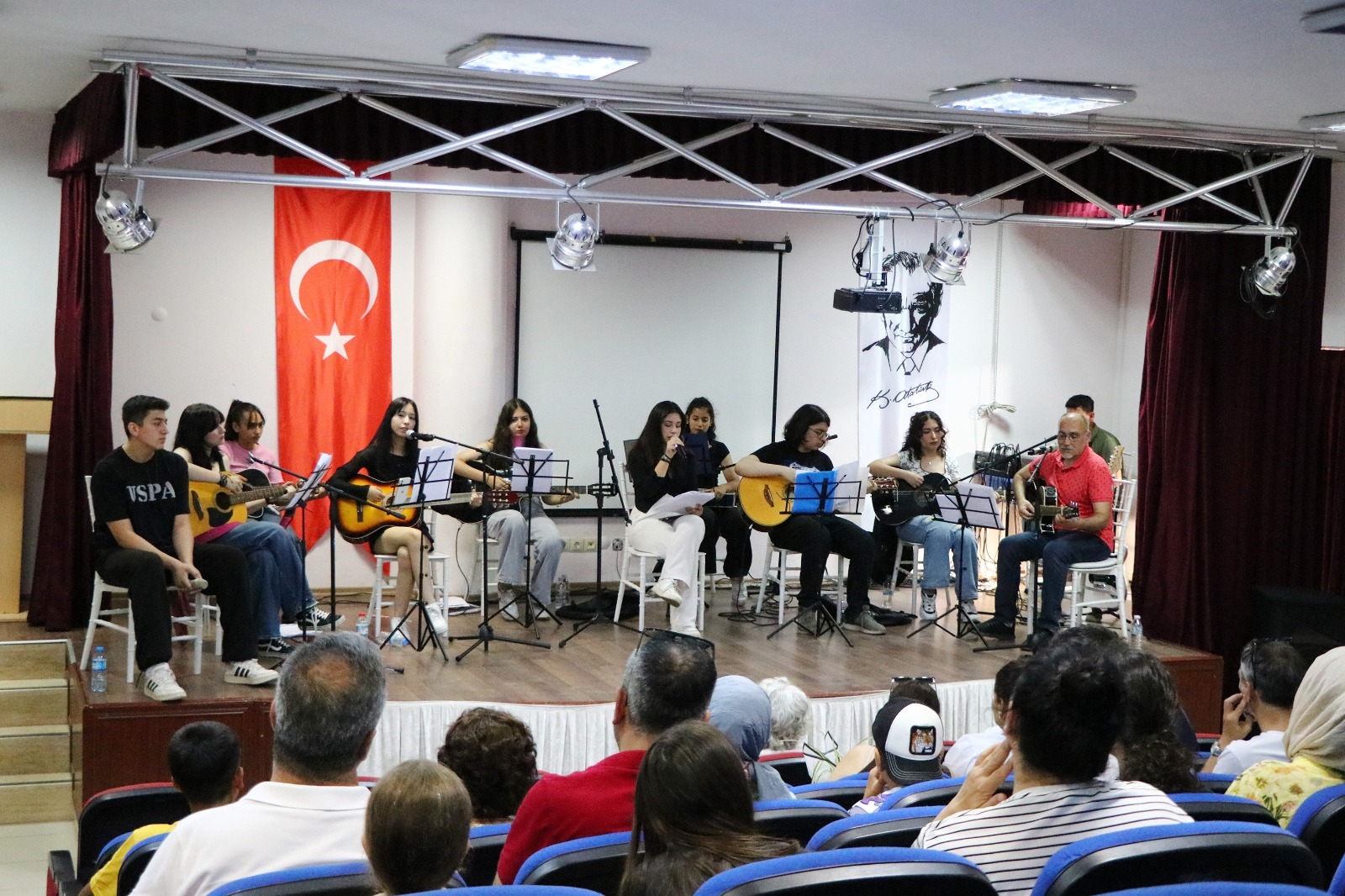 Çiftlikköy’de Genç Gitaristler Yılsonu Konseriyle Büyüledi