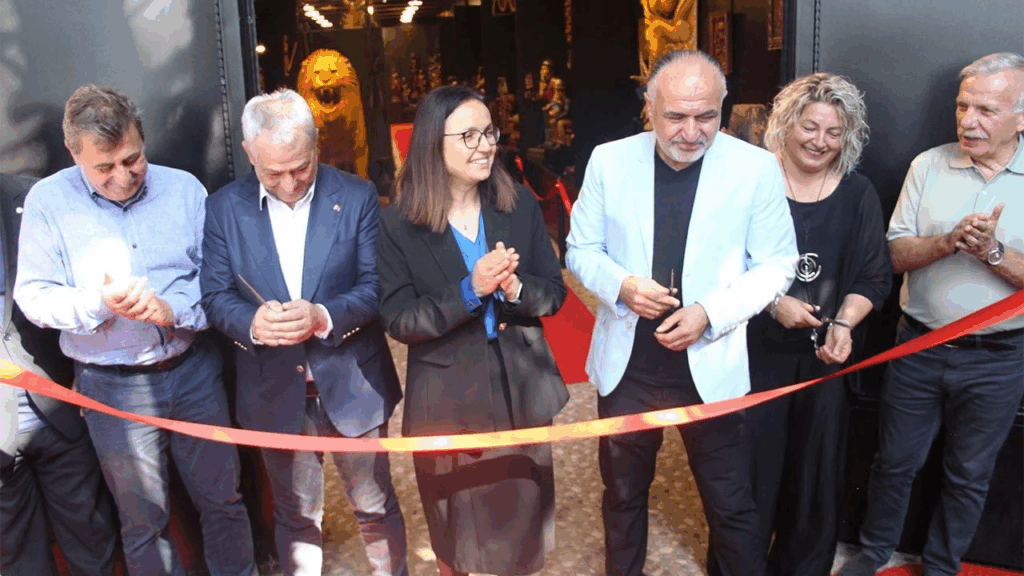 Yalovalı Sanatçı Hakan Evciman’dan 73 Ülkeden Ahşap Sanat Koleksiyonu