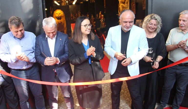 Yalovalı Sanatçı Hakan Evciman’dan 73 Ülkeden Ahşap Sanat Koleksiyonu