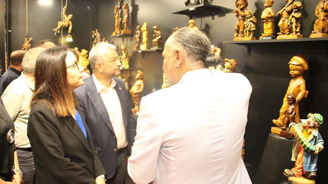 Yalovalı Sanatçı Hakan Evciman’dan 73 Ülkeden Ahşap Sanat Koleksiyonu