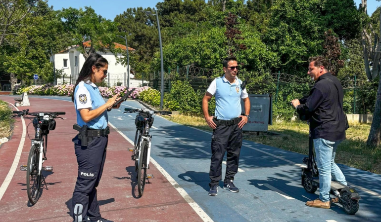 YALOVA'DA BİSİKLETLİ POLİS TİMLERİ SAHİL GÜVENLİĞİNİ ARTIRMAK İÇİN DEVREDE