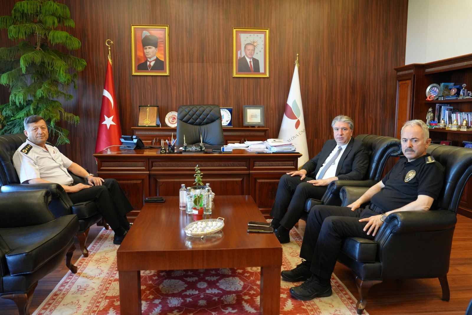 Yalova İl Jandarma Komutanı ve İl Emniyet Müdüründen Rektör Bahçekapılı’ya Ziyaret