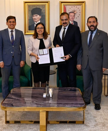 YALOVA’DA ÇEVRE TEMİZLİĞİNE DEV ADIM: ARMUTLU’YA HİBE KATI ATIK TOPLAMA ARACI TESLİM EDİLDİ