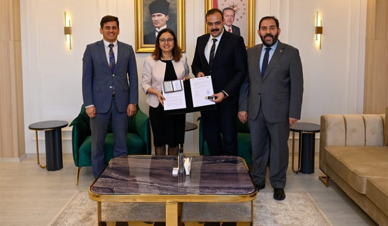 YALOVA’DA ÇEVRE TEMİZLİĞİNE DEV ADIM: ARMUTLU’YA HİBE KATI ATIK TOPLAMA ARACI TESLİM EDİLDİ